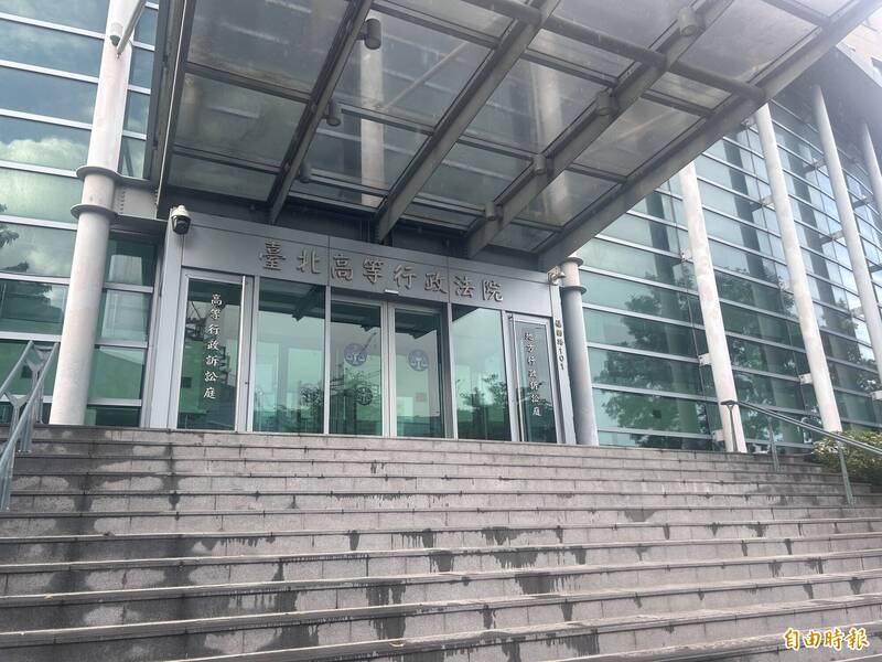 判决指出,洪员原任职空军防空飞弹指挥部,调任彰化后备旅后提出延役申请,后备指挥部初审通过,但陆军司令部复审后决议不同意,理由是洪员曾在2014年窃取刺刀遭被判刑6月、缓刑3年确定。图为台北高等行政法院。(记者刘咏韵摄) 判决指出,洪员原任职空军防空飞弹指挥部,调任彰化后备旅后提出延役申请,后备指挥部初审通过,但陆军司令部复审后决议不同意,理由是洪员曾在2014年窃取刺刀遭被判刑6月、缓刑3年确定。图为台北高等行政法院。(记者刘咏韵摄)