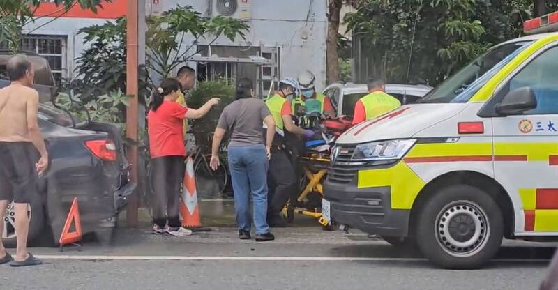 许姓老板触电倒地送医。(民众提供) 许姓老板触电倒地送医。(民众提供)