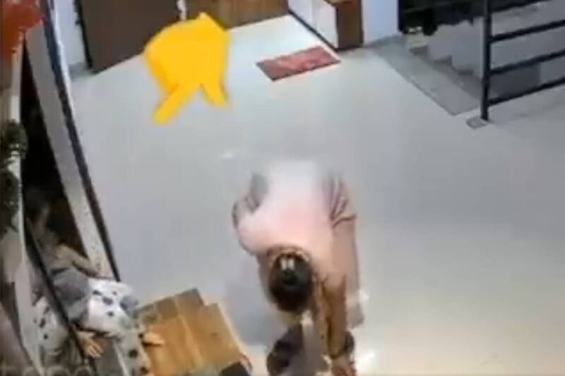 印度一名女童坐在窗边等穿鞋，却不幸从12层高楼坠落身亡。（撷取自@mumbaitez/X）