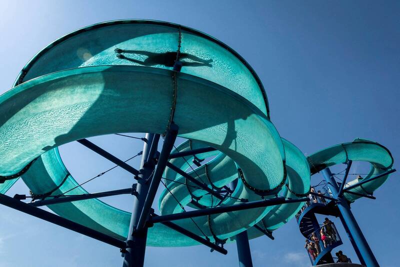 一名21个月大的德国女婴,在玩滑水道的过程中不慎从父亲怀中滑落惨喷飞,头部重创不治身亡;示意图。(路透) 一名21个月大的德国女婴,在玩滑水道的过程中不慎从父亲怀中滑落惨喷飞,头部重创不治身亡;示意图。(路透)