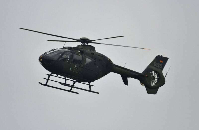 德国联邦国防军一架直升机在训练飞行时坠毁，造成2人死亡、1人失踪。图为德军EC-135直升机。（法新社）