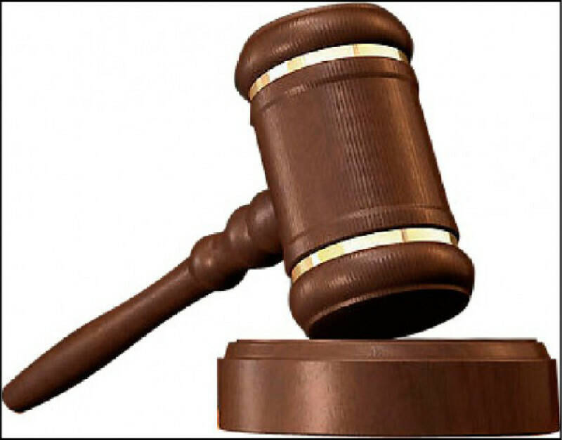 不爽幼童摔飯碗，幼教女師竟壓頸制伏，自己吃上官司。（情境照）