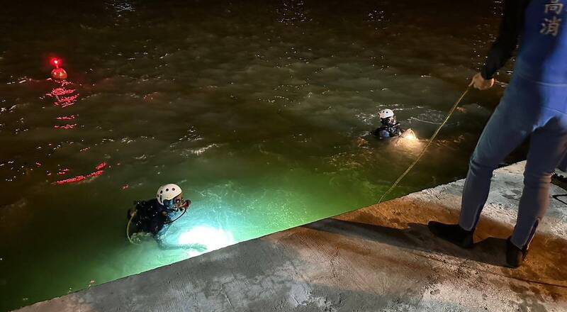 罕见！休旅车连闯高雄港2管制站 坠海影像曝