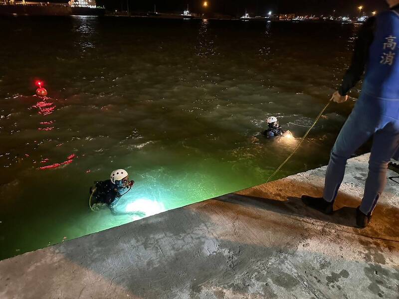 消防队潜水搜寻。（读者提供）