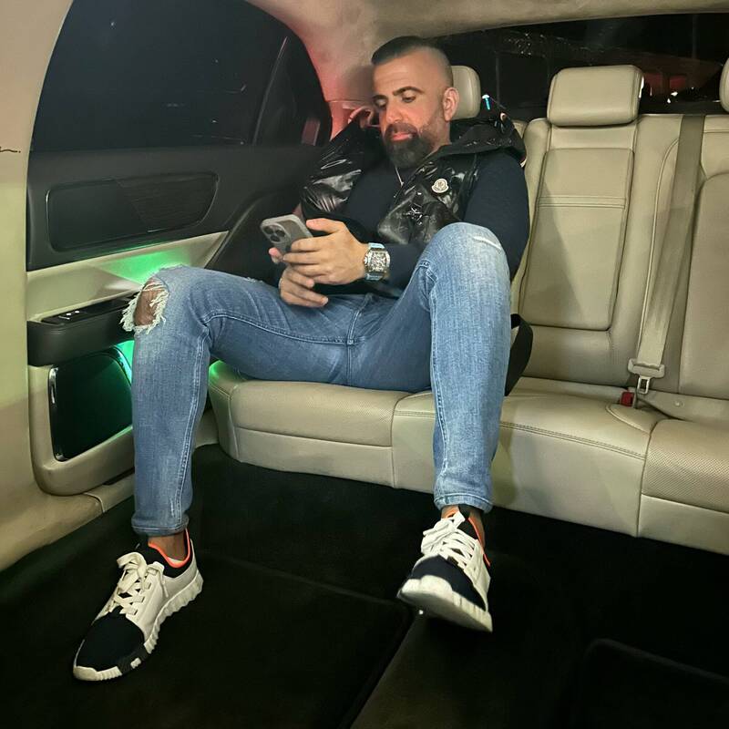 知名珠寶網紅在自家門前，遭兩名偽裝成工人的歹徒襲擊，搶走價值近56萬美元（約新台幣1663萬元）的名貴珠寶。（圖擷取自Facebook／Moshe Haimoff）