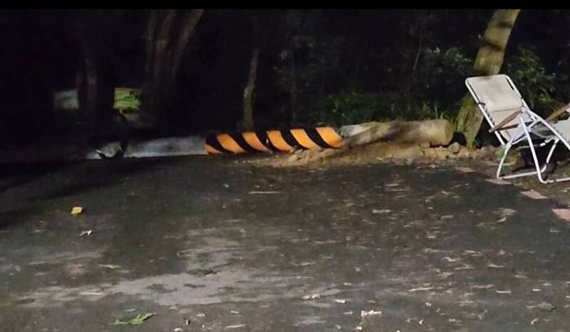 藤山步道电杆倒塌,砸中一名登山客。(民众提供) 藤山步道电杆倒塌,砸中一名登山客。(民众提供)