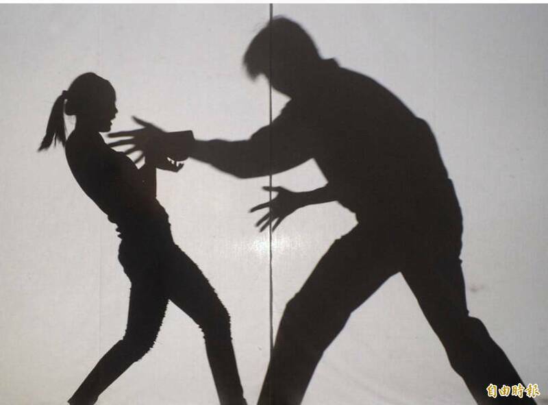 刘正清羁押后罹患皮肤病等疾病,法院认为他因尿毒症、肾衰竭洗肾,裁定80万元交保。(示意图) 刘正清羁押后罹患皮肤病等疾病,法院认为他因尿毒症、肾衰竭洗肾,裁定80万元交保。(示意图)