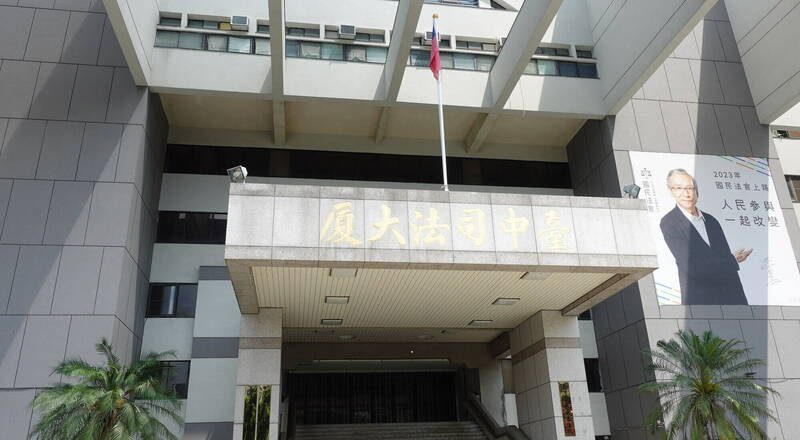 职业军人「兼职」卖帐户 赚3500元赔7万获缓刑