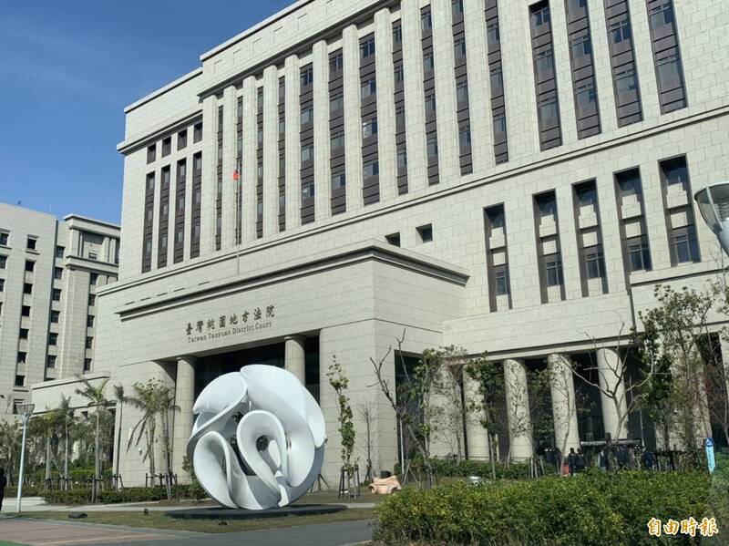 桃园地方法院依共同犯妨害未满16岁之人发育罪,分别判处吴姓男子、庄姓女子有期徒刑3年6月与2年8月。(记者周敏鸿摄) 桃园地方法院依共同犯妨害未满16岁之人发育罪,分别判处吴姓男子、庄姓女子有期徒刑3年6月与2年8月。(记者周敏鸿摄)