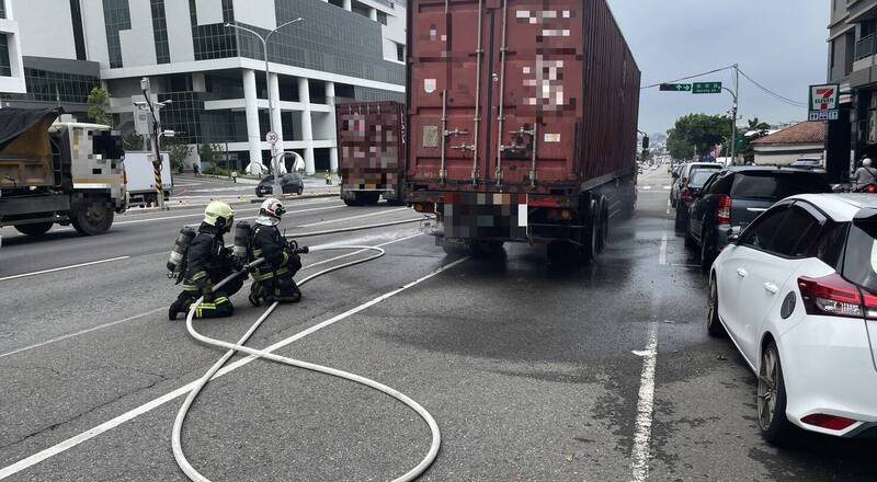 中市向上路长下坡又出事 货柜车爆胎冒烟民众吓坏