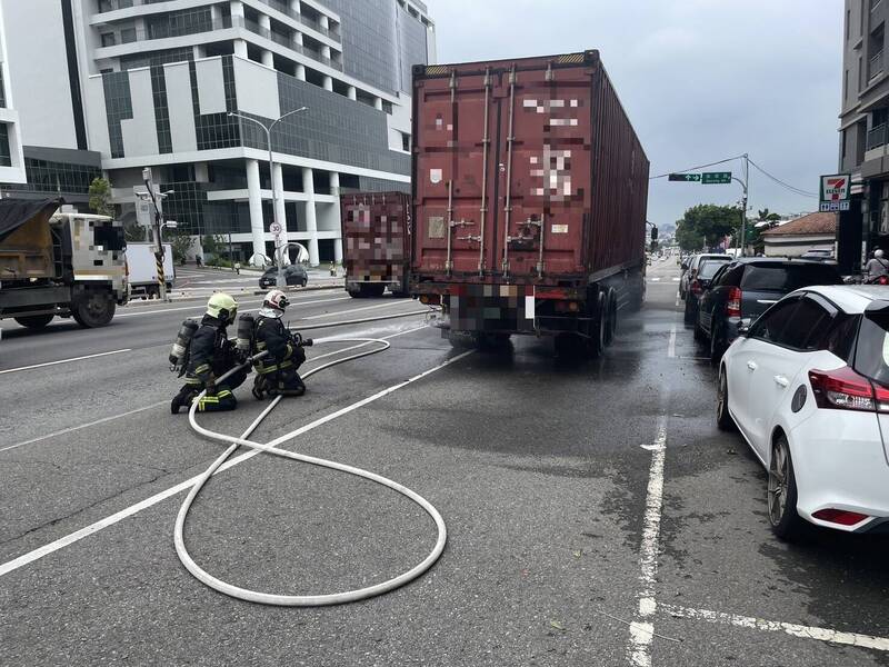 中市沙鹿消防分队派员浇灌货柜车浓烟。（警方提供）
