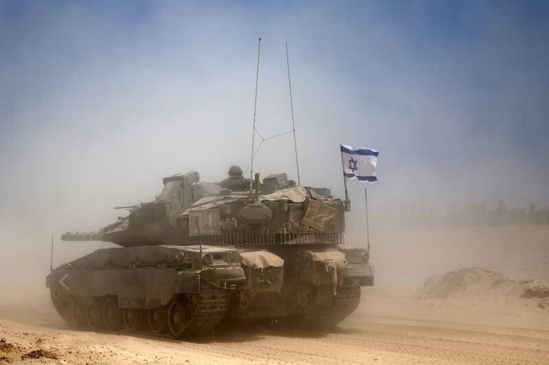 往加萨走廊南部边境行动的以军坦克。(欧新社档案照) 往加萨走廊南部边境行动的以军坦克。(欧新社档案照)