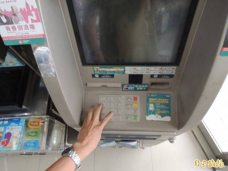 为有效防止日益严重的诈骗问题,日本大阪府将于8月1日起实施新的防诈措施,65岁以上长者在使用提款机(ATM)时不得同时利用手机通话。图为台湾的ATM。(资料照) 为有效防止日益严重的诈骗问题,日本大阪府将于8月1日起实施新的防诈措施,65岁以上长者在使用提款机(ATM)时不得同时利用手机通话。图为台湾的ATM。(资料照)