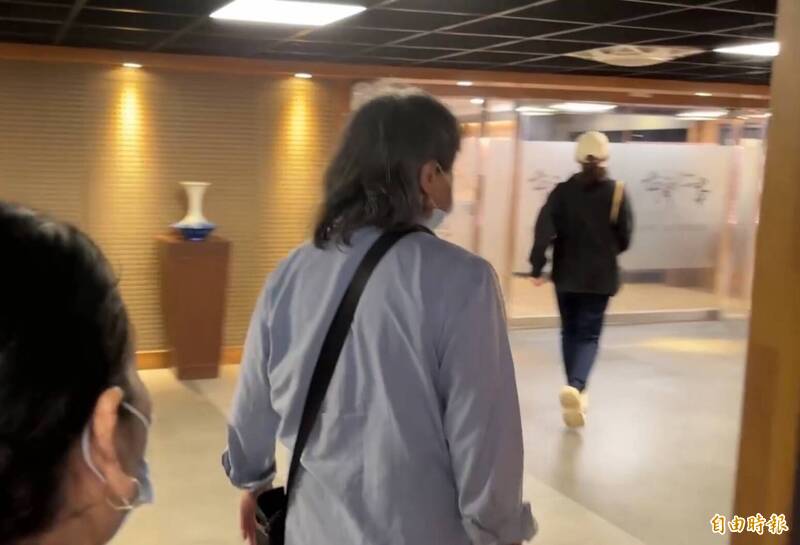 死者父亲（后）及妹妹（前）北上协助相验。（记者郑景议摄）