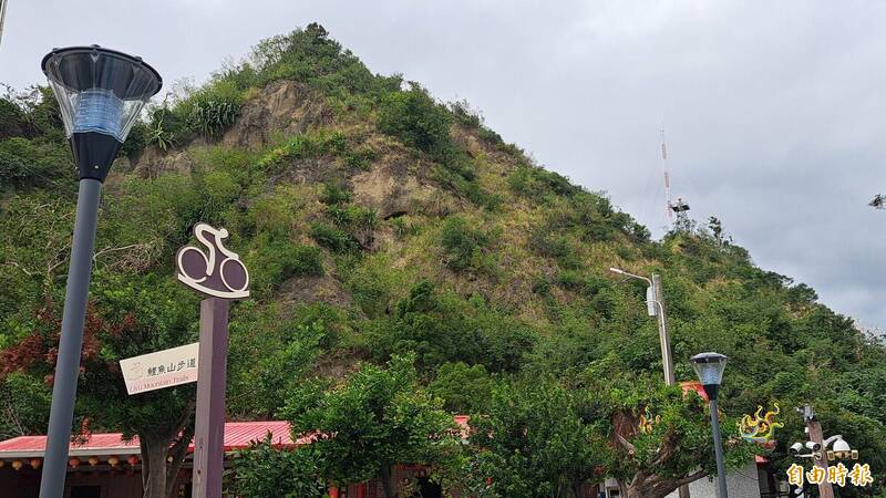 台东市鲤鱼山今早发现一中年男子陈尸路边。（记者黄明堂摄）