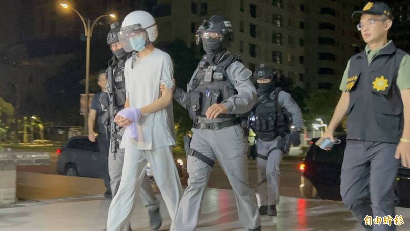 刘男被警方押返北市警信义分局侦讯。(记者邱俊福摄) 刘男被警方押返北市警信义分局侦讯。(记者邱俊福摄)