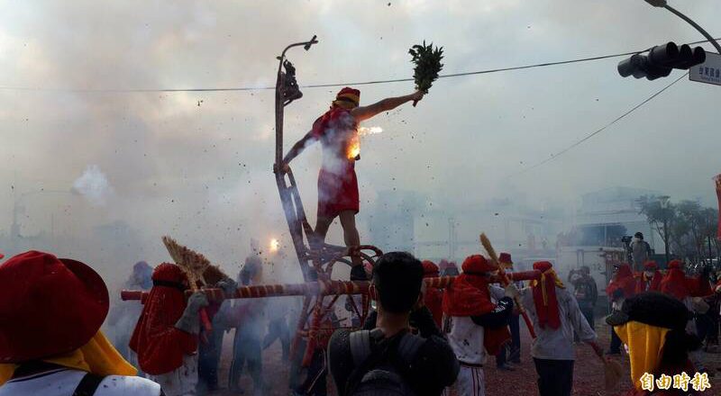 友谊炸飞！肉身寒单爷邀友人点鞭炮圈庆生 全身炸烂求偿被驳原因曝
