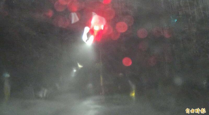 大雨视线差未增号志害撞车？女闯红灯肇事求国赔 法院驳回：还差40公分