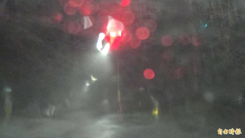 周姓女騎士在大雨中騎車視線模糊，闖紅燈遭撞，主張依規定，號誌距離最右側車道不可超過12公尺，致生視覺漏洞，求償126萬，但法院實測為11.6公尺，合乎規定，無須增設，駁回國賠請求。（記者王捷攝）