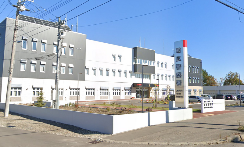 日本北海道带广市全裸女子在路上尖叫狂奔,突然昏迷后送医不治。图为带广警察署。(图撷自Google街景) 日本北海道带广市全裸女子在路上尖叫狂奔,突然昏迷后送医不治。图为带广警察署。(图撷自Google街景)