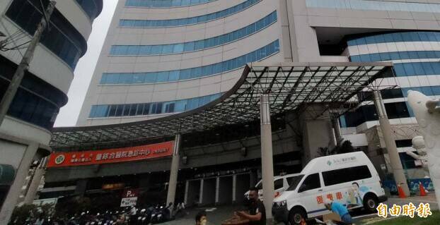 陈男遭泼硫酸送童综合医院，再转至台中荣总。（记者张轩哲摄）