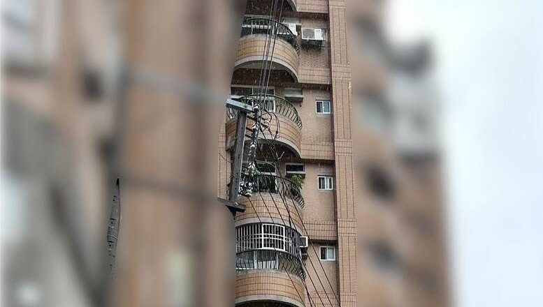 惊悚！台中75岁翁坠落缠电线卡3楼 急断电救人还是来不及