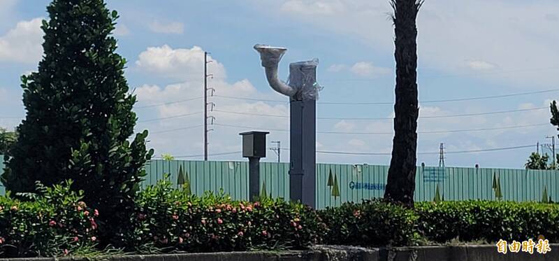 屏东县新增了不少测速、闯红灯照相杆。（记者叶永骞摄）