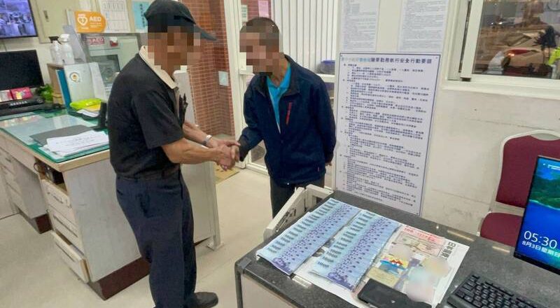 奇!马桶内真的有黄「金」 庙公拾获皮夹报警找到失主