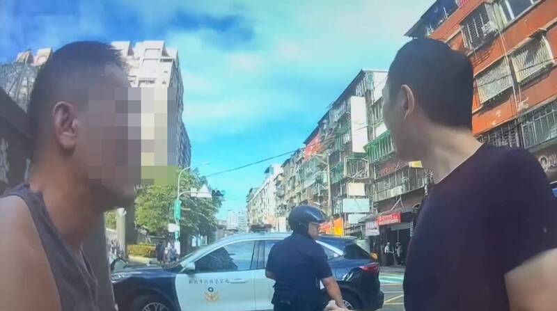 警方发现杨嫌酒后直冲前女友家,立即将其拦查搜出水果刀。(记者陆运锋翻摄) 警方发现杨嫌酒后直冲前女友家,立即将其拦查搜出水果刀。(记者陆运锋翻摄)