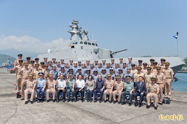 总统蔡英文4日上午赴宜兰苏澳中正基地，视察海军500吨巡逻舰沱江舰。（资料照，记者刘信德摄）