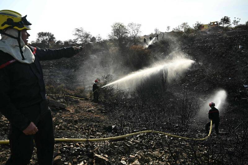 法国南部大规模野火灾情已获控制，但因热浪持续发威，当地官员警告可能会引发新的火势。（法新社）