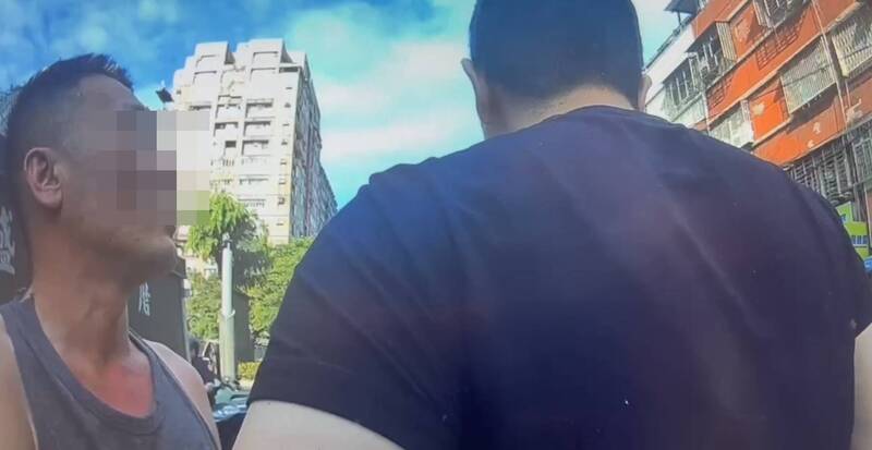 警方發現楊嫌酒後騎車往小琪住處而去，再次將其攔查，果然發現隨包藏著水果刀。（記者陸運鋒翻攝）