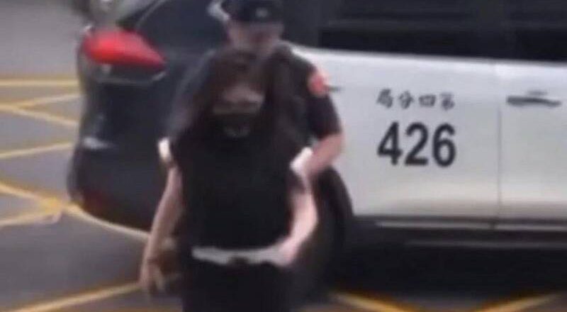 大闹超商女奥客疑中配 「426」警车载回网歪楼:别说是巧合