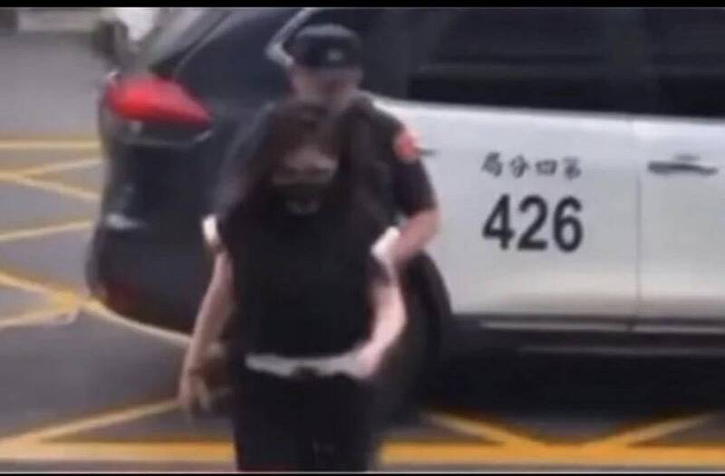 编号「426」警车将蒋女载回警所，网路留言瞬间歪楼。（民众提供）
