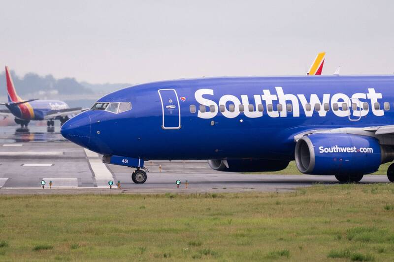 西南航空遭两名视障女性旅客指控，她们因未被告知登机门变更及可改搭替代的航班资讯，遭遗留在原登机口长达近5个小时。（法新社）