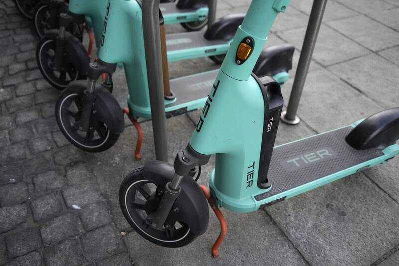 英国游客肯普因之前在澳洲骑电动滑板车时撞死1名男子而被拘留。图为示意图。(彭博社) 英国游客肯普因之前在澳洲骑电动滑板车时撞死1名男子而被拘留。图为示意图。(彭博社)