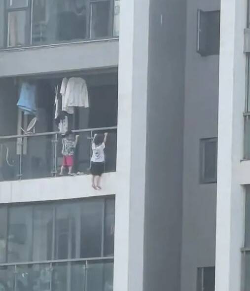 贵州孩童高楼外悬空玩引体向上。 （ 图翻摄自极目新闻）