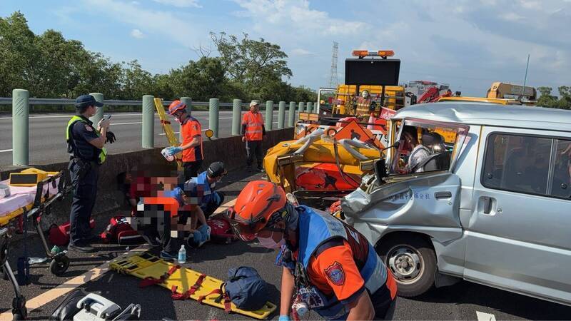民和国中棒球队成员搭乘厢型车，在国道3号善化段发生追撞车祸。（民众提供）