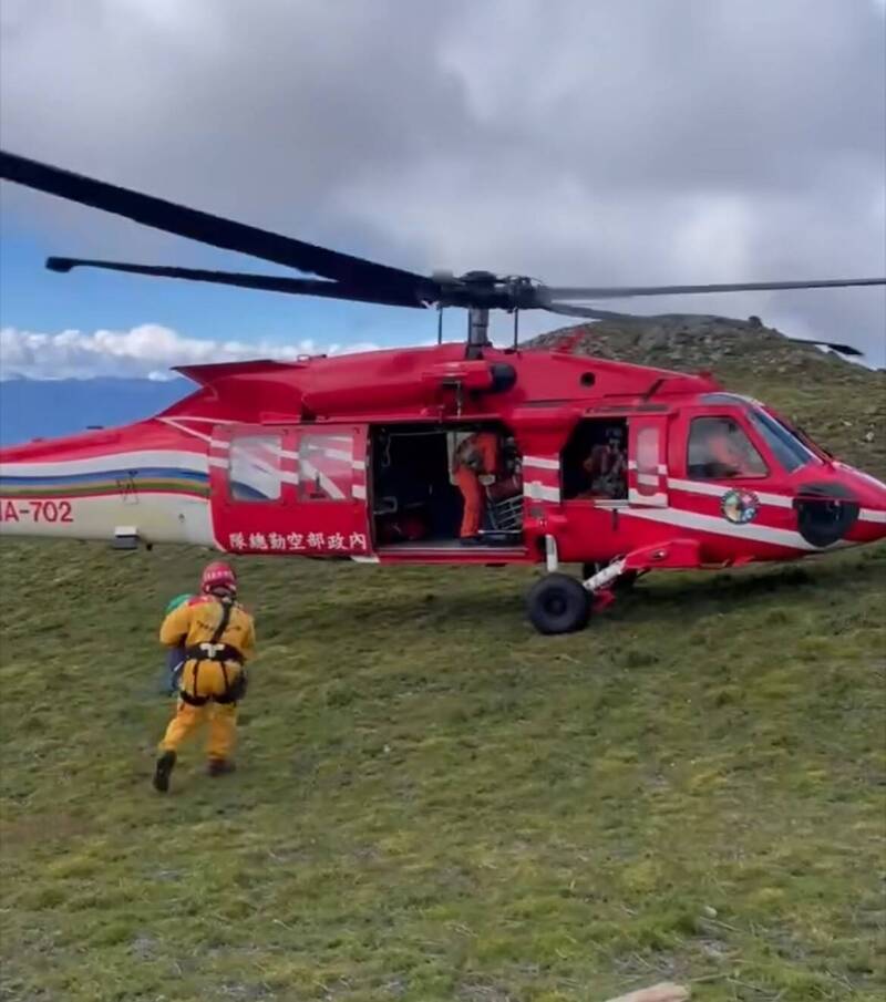 祖孙与女山友3人攀登南三段，却遭遇台风发生失温山难，阿公、女山友身亡，仅剩8岁孙子报警获救吊挂山下。（民众提供）