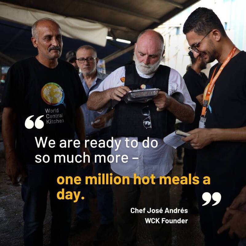 世界名厨安德瑞斯(右2)亲赴加萨走廊,为他创办的粮食救援组织「世界中央厨房」团队打气,每天要供应100万份餐点。(撷取自World Central Kitchen脸书) 世界名厨安德瑞斯(右2)亲赴加萨走廊,为他创办的粮食救援组织「世界中央厨房」团队打气,每天要供应100万份餐点。(撷取自World Central Kitchen脸书)