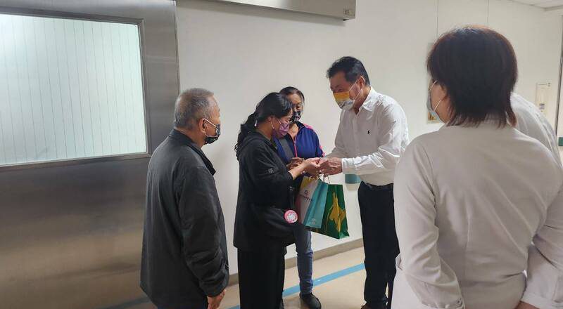 嘉县民和国中棒球队移地训练车祸  南市府关怀慰问8伤者