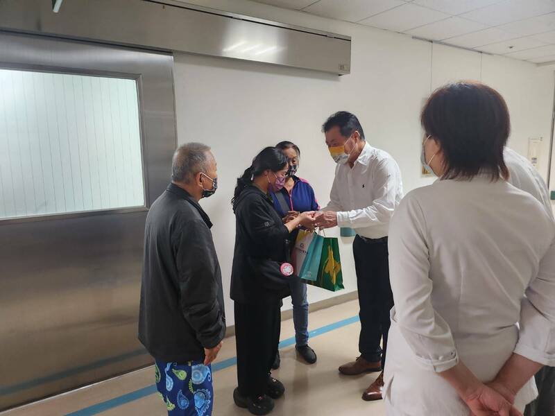 南市體育局長陳良干代表市府致贈球員家屬慰問品。（台南市府體育局提供）