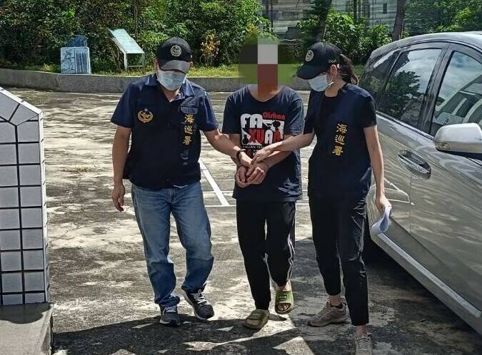 海巡署第五岸巡队逮捕欲搭船出港海钓诈欺通缉犯（中）。（海巡署第五岸巡队提供）