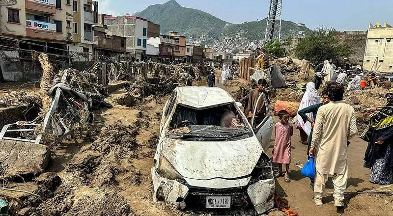 巴基斯坦洪水灾情扩大 超过300人死亡