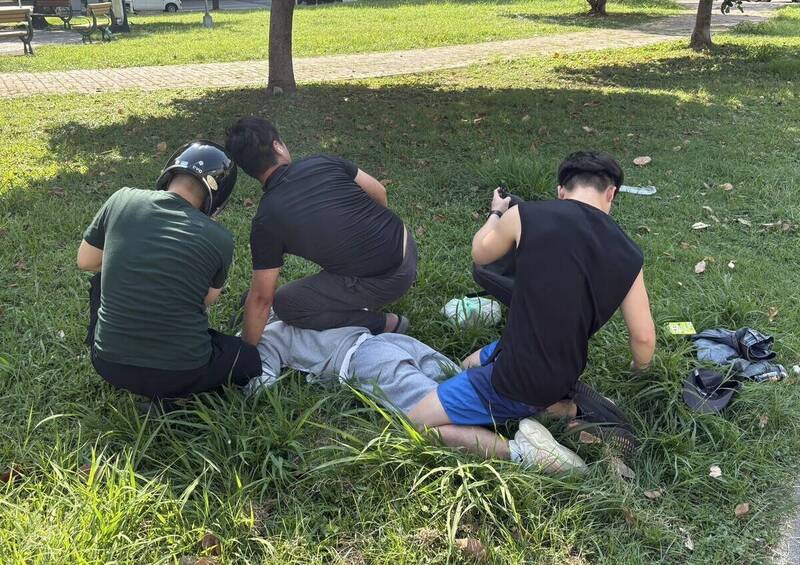 陈男宣称自己是陷入「爱情漩涡」,「香港恋情、春梦一场」,法官仍判刑4月,图为警方抓诈欺犯场景,与本案无关。(记者张瑞桢翻摄) 陈男宣称自己是陷入「爱情漩涡」,「香港恋情、春梦一场」,法官仍判刑4月,图为警方抓诈欺犯场景,与本案无关。(记者张瑞桢翻摄)