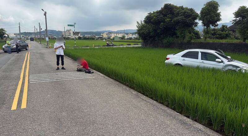 苗栗苑里农田重划区超车 男子撞前车还真的「犁田」