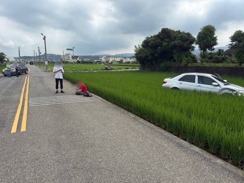 男子农田重划区超车,结果撞到前车还「犁田」。(民众提供) 男子农田重划区超车,结果撞到前车还「犁田」。(民众提供)