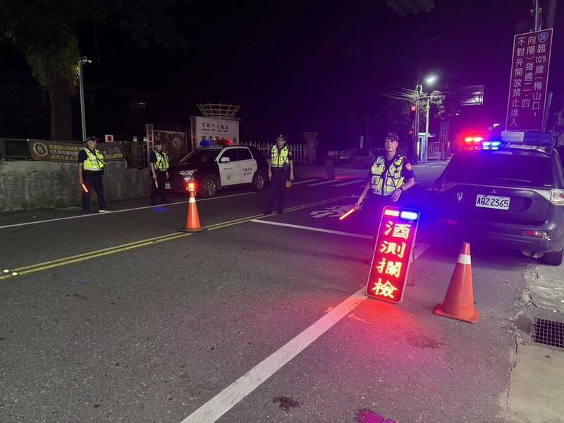 六龟警分局昨（16）日深夜选定台27线和台20线等热点路段重点稽查，并针对危险驾驶及改装车辆执行路检勤务。（六龟警分局提供）