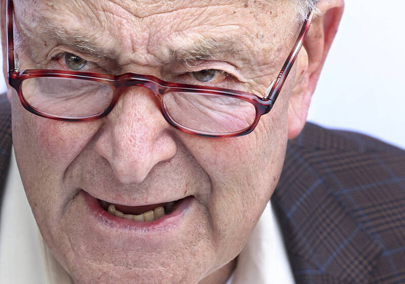 舒默对「双普会」嗤之以鼻,认为川普未能促成俄国停火,反而又一次出卖乌克兰。(美联社) 舒默对「双普会」嗤之以鼻,认为川普未能促成俄国停火,反而又一次出卖乌克兰。(美联社)