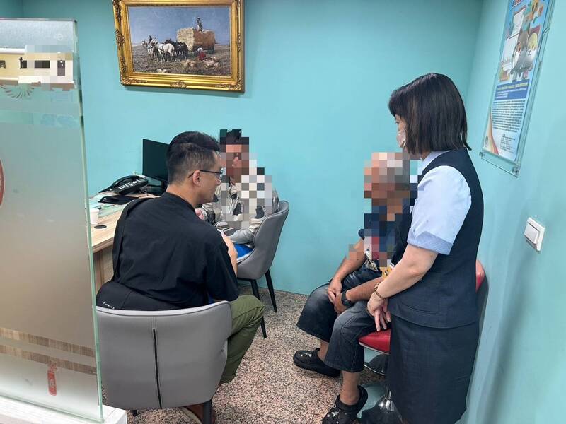 陳男在父親陪同下到銀行準備提款,幸行員與警方及時出手阻詐。(警方提供) 陳男在父親陪同下到銀行準備提款,幸行員與警方及時出手阻詐。(警方提供)